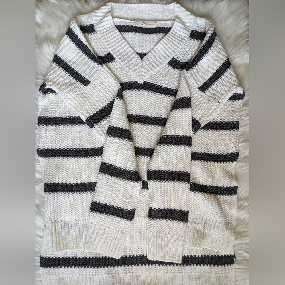 EUC Elan white/grey horizontal stripes v neck knit split hem oversized pullover